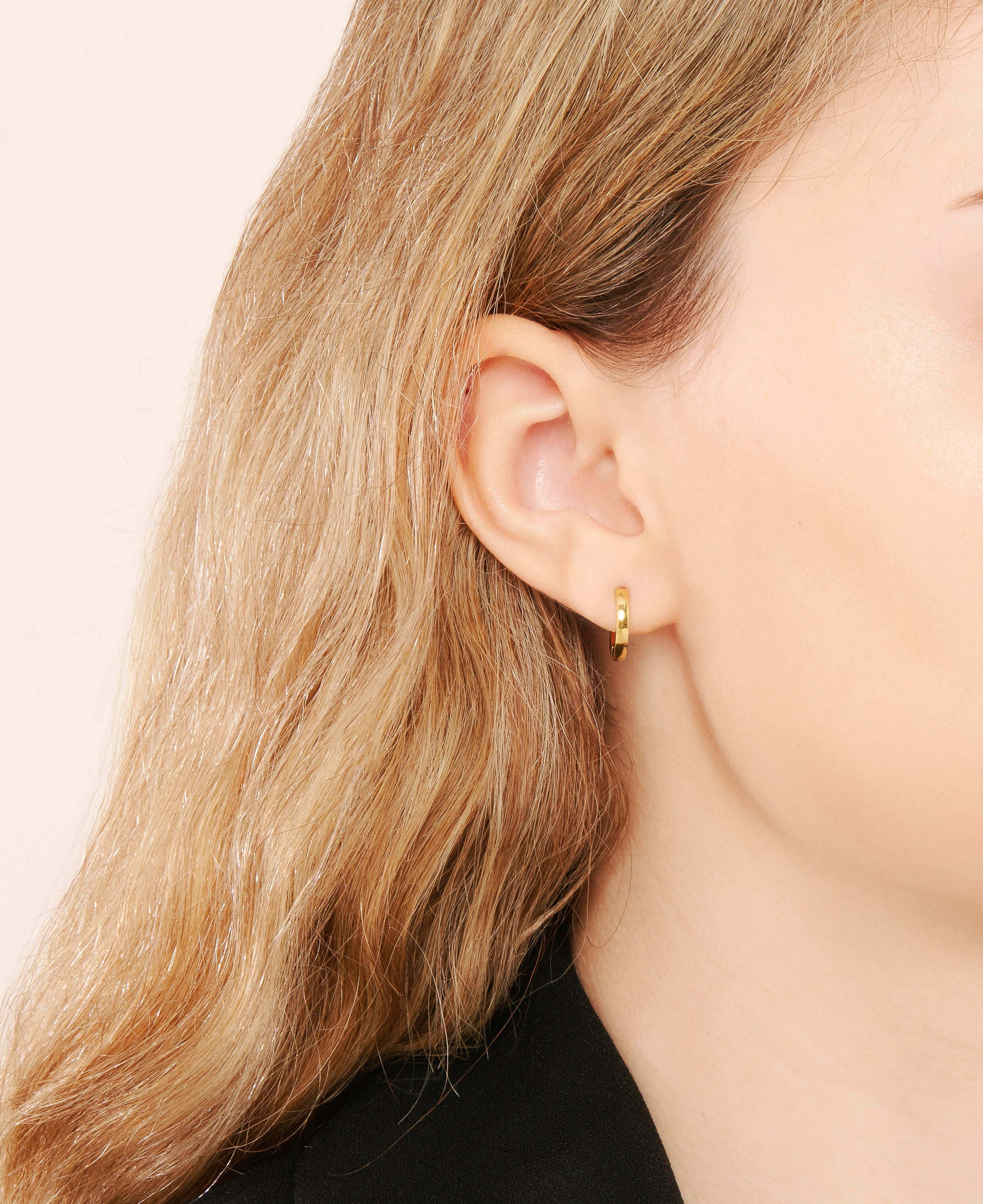 Alexa 14k gold structure hoops style dainty gold hoops on model lifestyle - sachelle collective