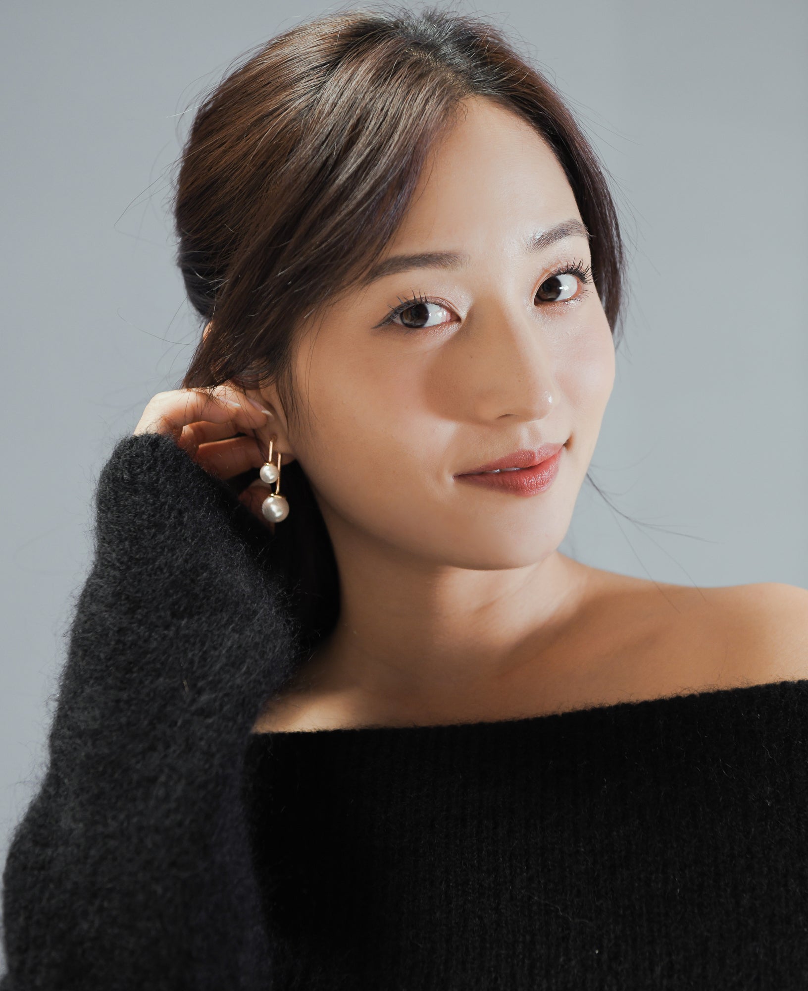 model shot of sally kim wearing the august pearl threader earrings